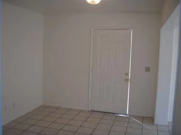 4207 N 74th Dr Phoenix, AZ 85033 photo 4