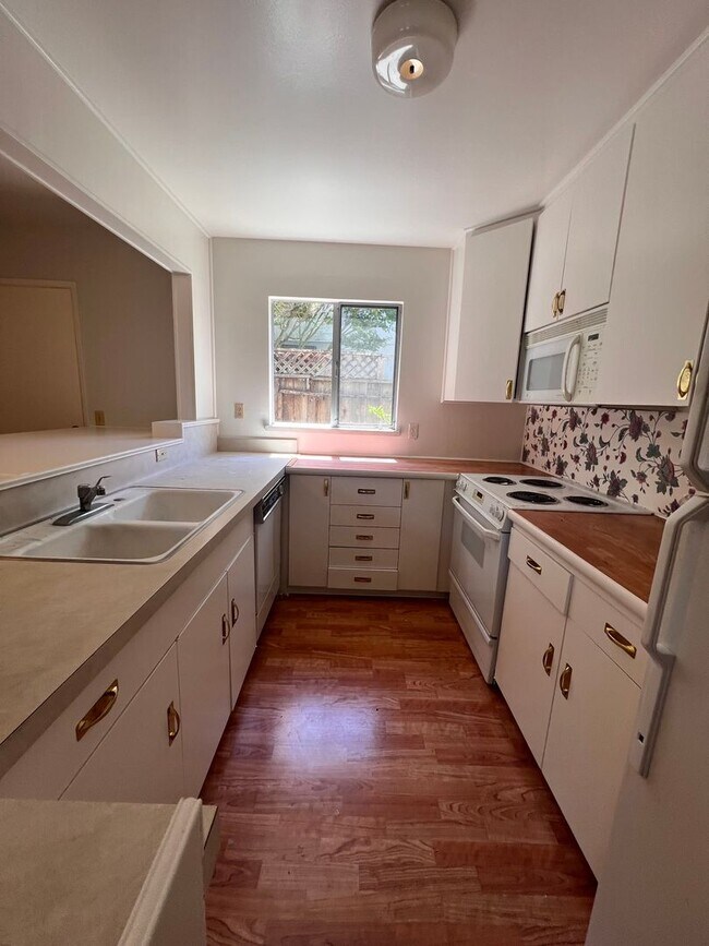 1143 Solana Dr Mountain View, CA 94040 photo 4