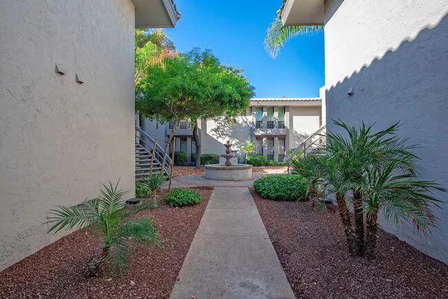 5201 N 24th St Phoenix, AZ 85016 photo 2