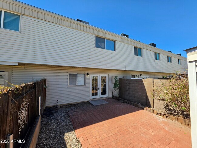 731 E Vaughn Dr