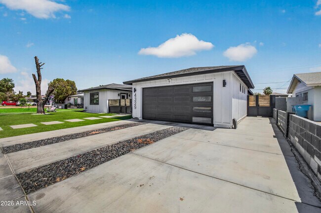 4329 E Hubbell St Phoenix, AZ 85008 photo 3