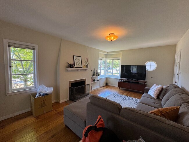 919 Santa Clara Ave Alameda, CA 94501 photo 3