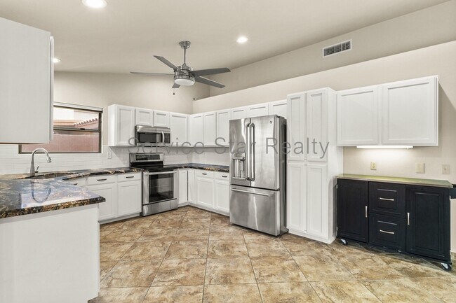 825 E Wagoner Rd Phoenix, AZ 85022 photo 3