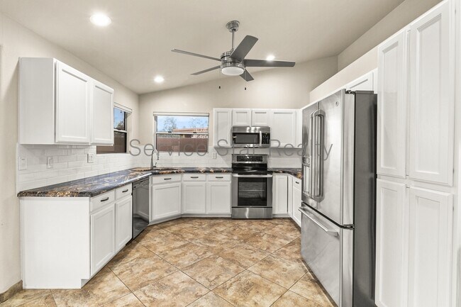 825 E Wagoner Rd Phoenix, AZ 85022 photo 2