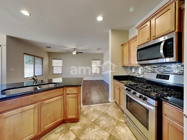 2542 W Cordia Ln Phoenix, AZ 85085 photo 3