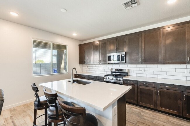 17056 W Red Bird Rd Surprise, AZ 85387 photo 2