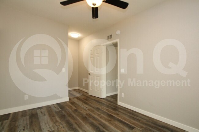 2807 E Paradise Ln Phoenix, AZ 85032 photo 3