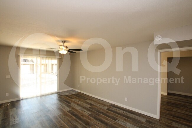 2807 E Paradise Ln Phoenix, AZ 85032 photo 2