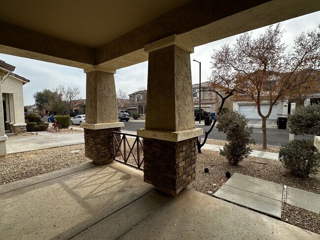 17642 W Mandalay Ln Surprise, AZ 85388 photo 4
