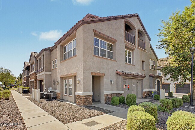 2233 E Huntington Dr Phoenix, AZ 85040 photo 2
