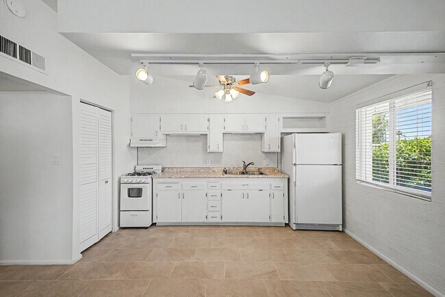 10606 W Oakmont Dr Sun City, AZ 85351 photo 3