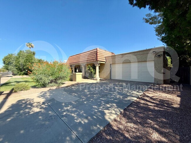 1915 E Buena Vista Dr photo 2