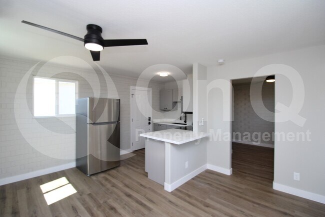802 S 11th Ave Phoenix, AZ 85007 photo 2