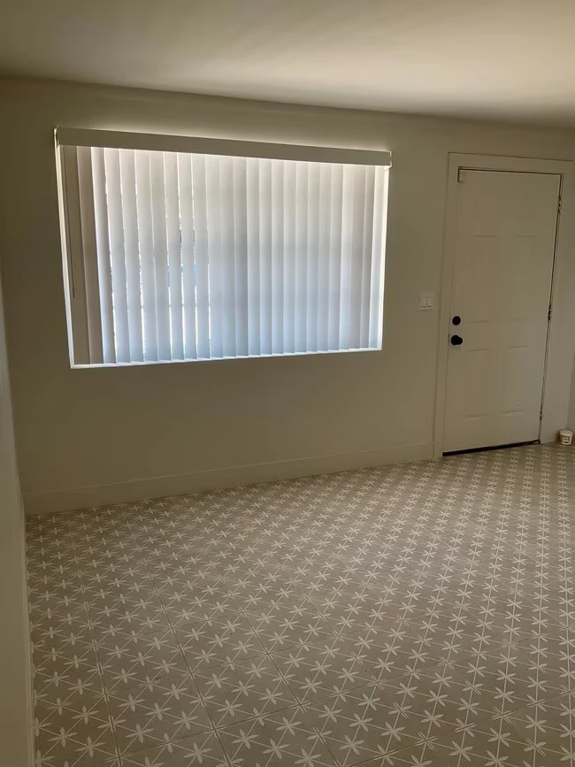 1327 E Carol Ave Phoenix, AZ 85020 photo 2