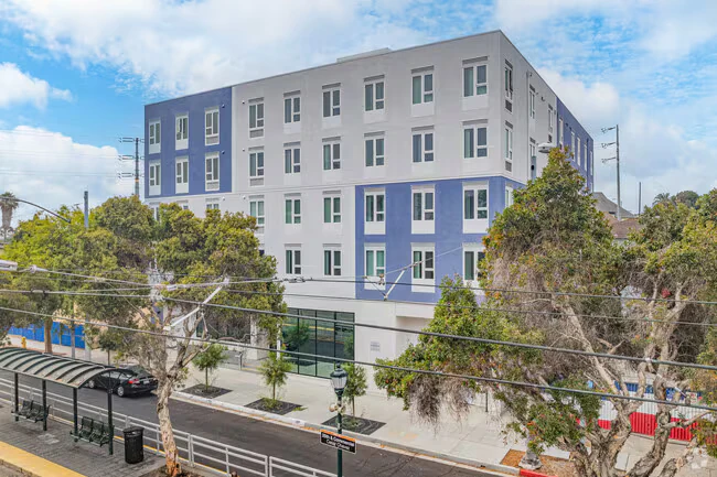 2551 Commercial St-F4OZ