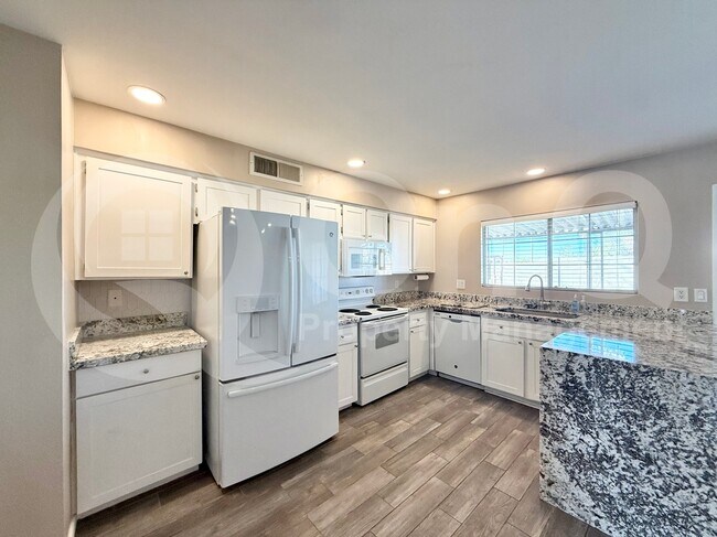 554 W Yale Dr Tempe, AZ 85283 photo 3