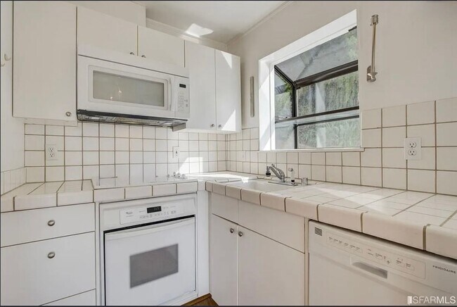 2295 Vallejo St San Francisco, CA 94123 photo 4