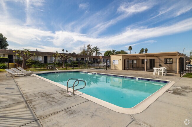 Mollison Garden Apartments photo 5
