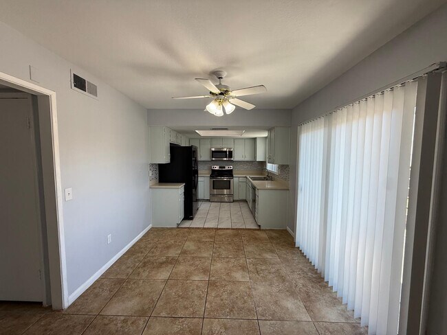 126 W Loma Vista Dr Tempe, AZ 85282 photo 4
