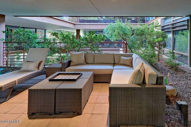 7117 E Rancho Vista Dr Scottsdale, AZ 85251 photo 2