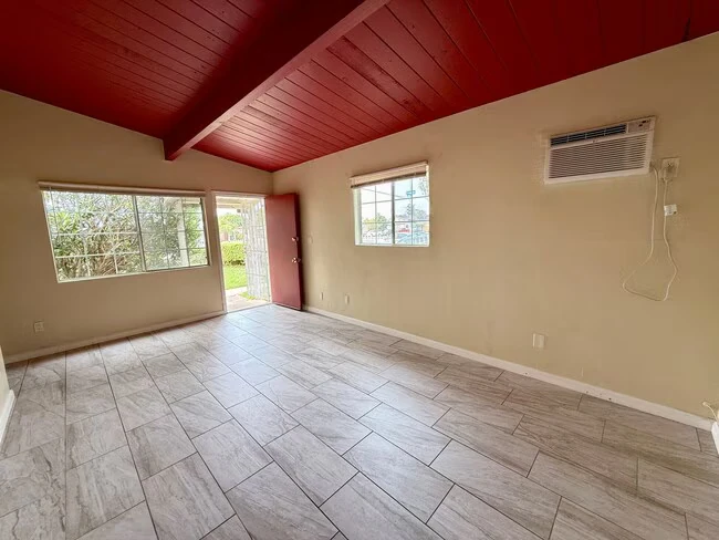 Charming 2-Bedroom Corner Lot Duplex Home in Clairemont with Private Yard! photo 2