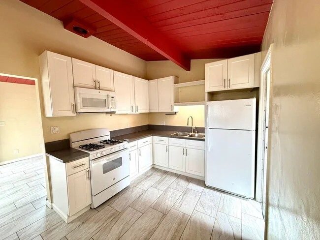 Charming 2-Bedroom Corner Lot Duplex Home in Clairemont with Private Yard! photo 3