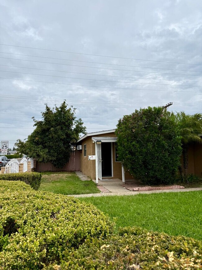 Charming 2-Bedroom Corner Lot Duplex Home in Clairemont with Private Yard!