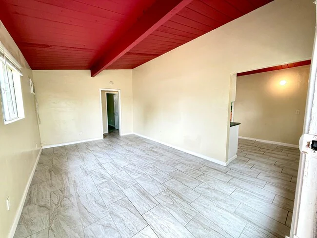 Charming 2-Bedroom Corner Lot Duplex Home in Clairemont with Private Yard! photo 5