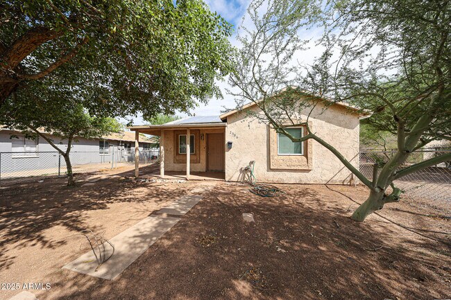 2506 E Roosevelt St photo 2