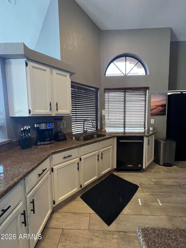 3534 E Verbena Dr Phoenix, AZ 85044 photo 4
