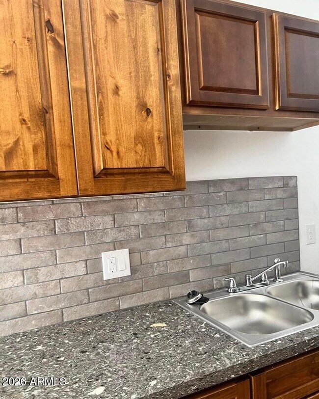 5914 W Myrtle Ave photo 4