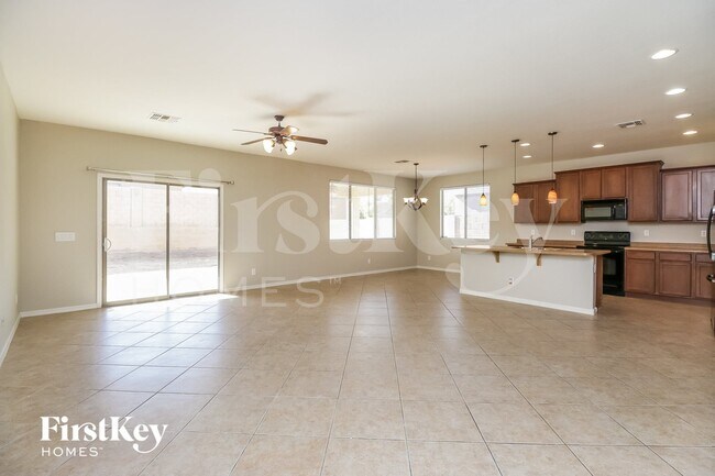 635 W Desert Hills Dr San Tan Valley, AZ 85143 photo 2