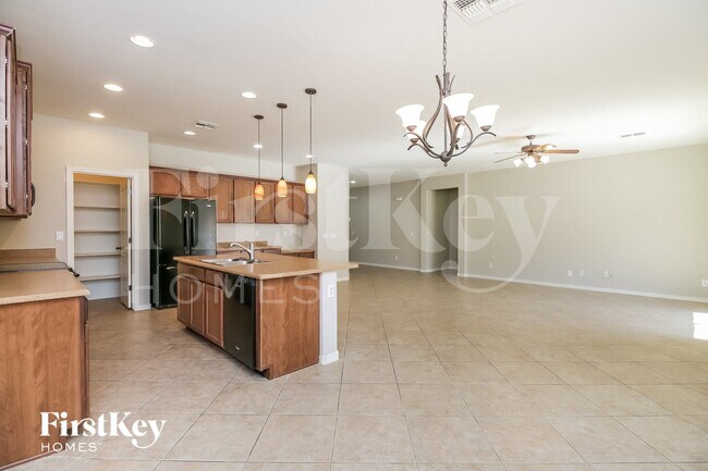 635 W Desert Hills Dr San Tan Valley, AZ 85143 photo 4