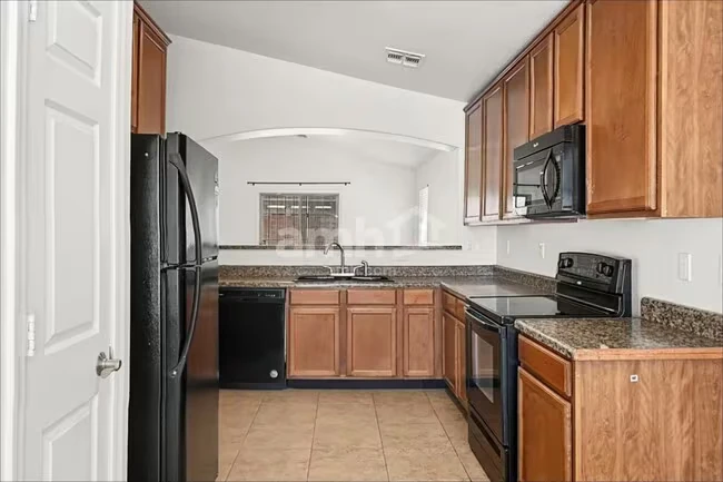 11232 W Pierson St Phoenix, AZ 85037 photo 4
