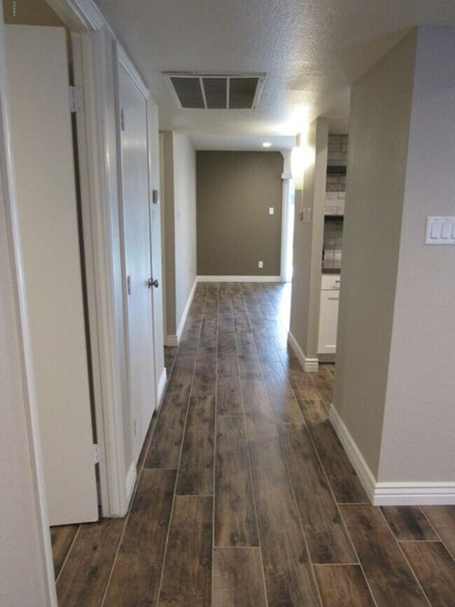 415 E Westchester Dr Tempe, AZ 85283 photo 5