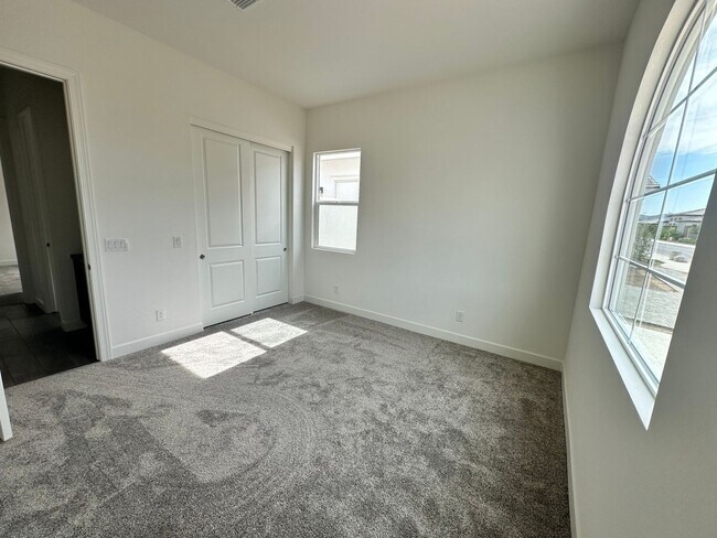 17205 W Vacaville St Surprise, AZ 85388 photo 4