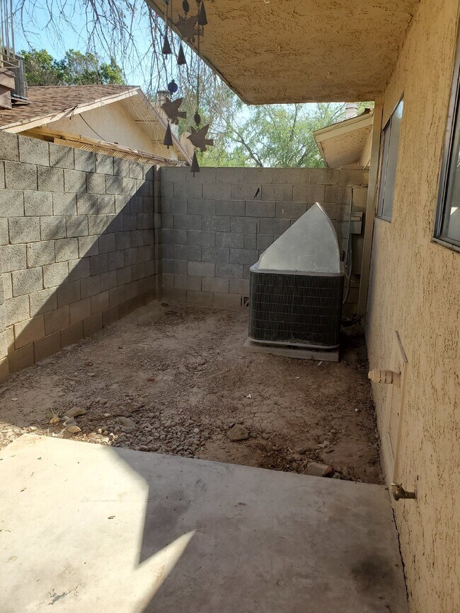3346 W Harmont Dr Phoenix, AZ 85051 photo 4
