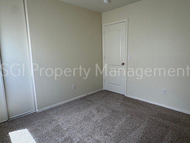 2407 W Mobile Ln Phoenix, AZ 85041 photo 5