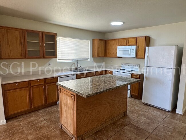 2407 W Mobile Ln Phoenix, AZ 85041 photo 2