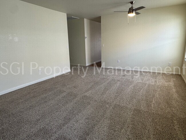 2407 W Mobile Ln Phoenix, AZ 85041 photo 4