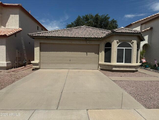 3236 E Kerry Ln photo 2