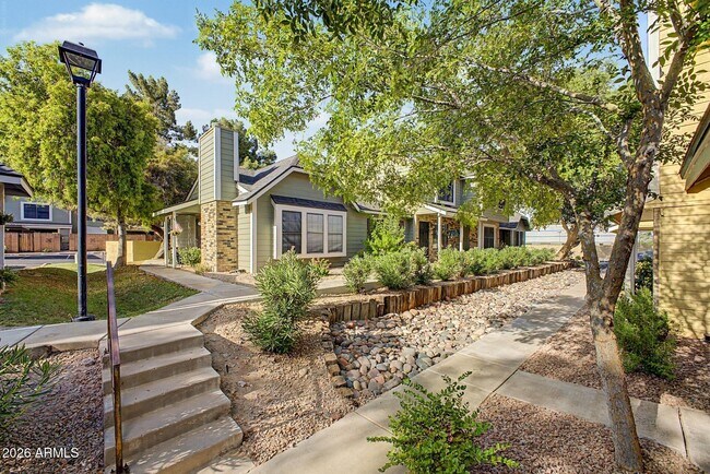 4849 E Kachina Trail Phoenix, AZ 85044 photo 2