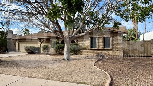 2502 E Sahuaro Dr Phoenix, AZ 85028 photo 2