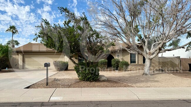 2502 E Sahuaro Dr Phoenix, AZ 85028 photo 3