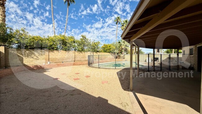 2502 E Sahuaro Dr Phoenix, AZ 85028 photo 4