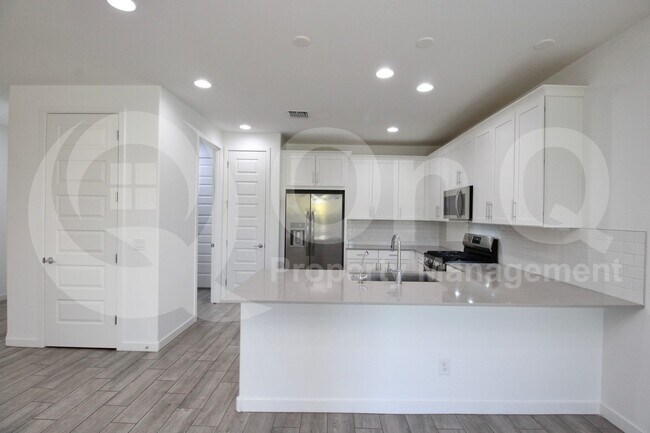 8923 W Solano Dr Glendale, AZ 85305 photo 2
