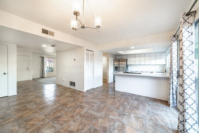 5481 W Echo Ln Glendale, AZ 85302 photo 3