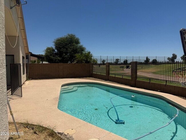 8743 W Sierra Vista Dr Glendale, AZ 85305 photo 2