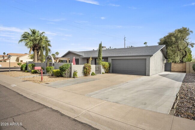 3141 E Sierra St Phoenix, AZ 85028 photo 3