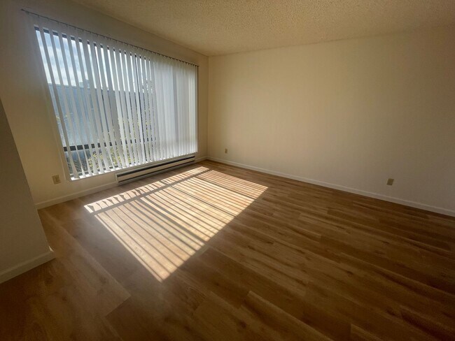 7 Commodore Dr photo 3